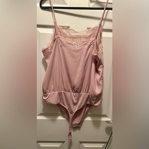 Express cami style bodysuit in Blush; Size: XL